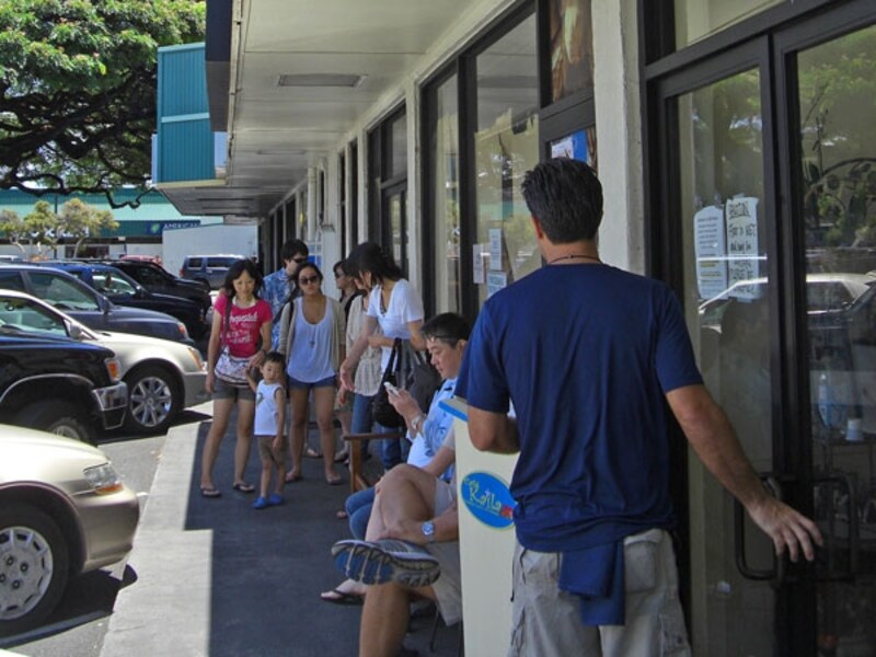 観光客にも大人気。ホノルル本店も行列覚悟で