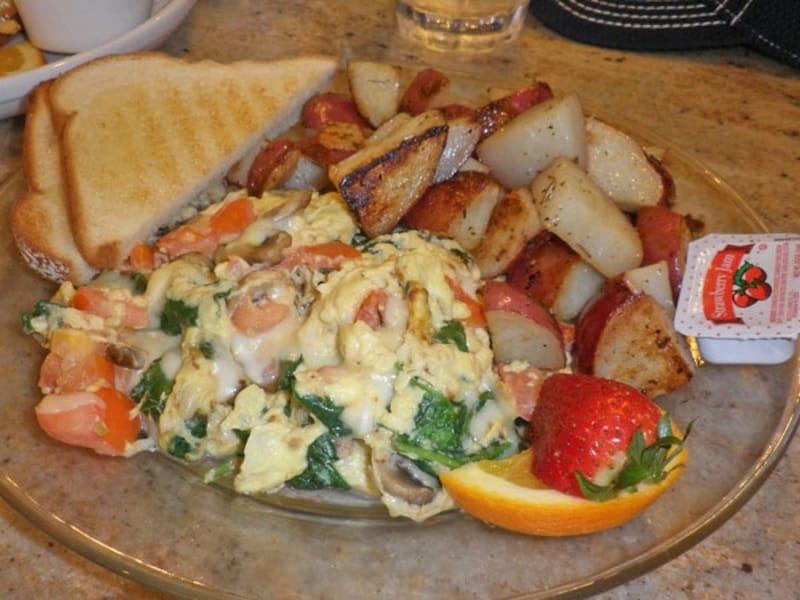 こちらは野菜たっぷりのスクランブルエッグ