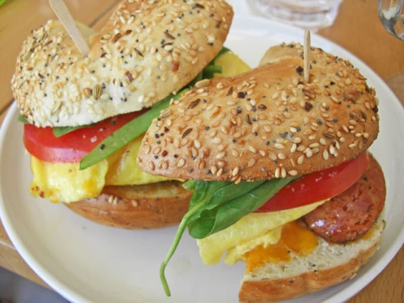 肉類とチーズが選べるベーグル・サンドイッチ。甘いパンケーキやワッフルと、オムレツ、サンドイッチなどをシェアして食べるのがベスト