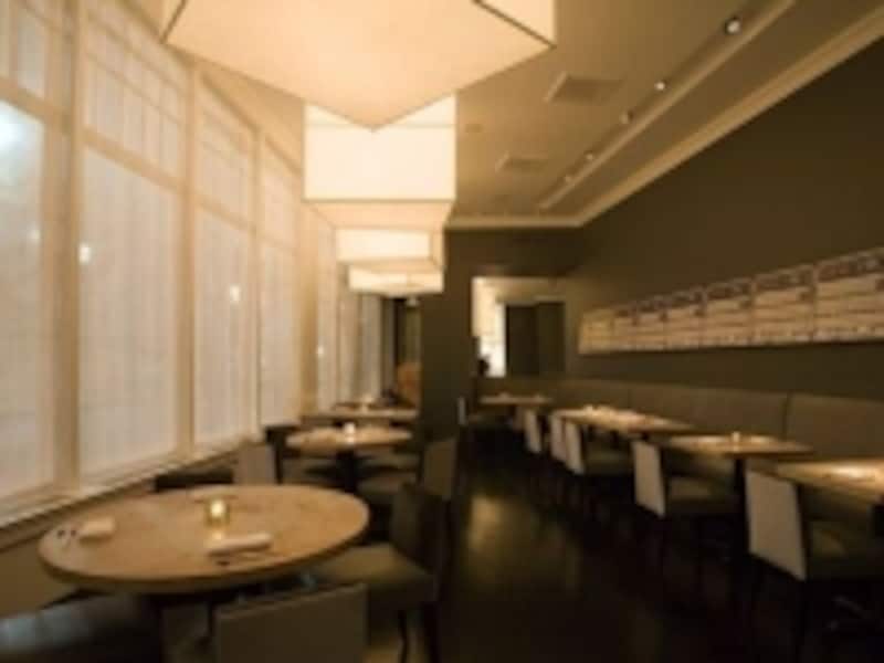 シックでモダンな店内