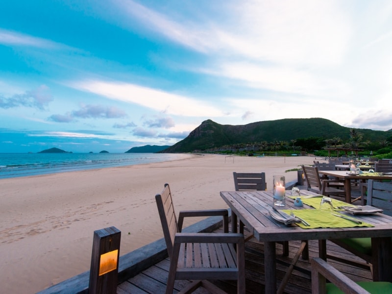 奥にはまるで象が寝そべっているような形の山が。 その麓がリゾート最南端。一角にシックスセンシズ スパがあります。