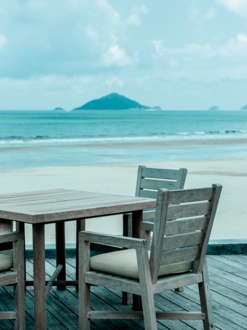 ひと気のない夕暮れ時のビーチ。 こんなノスタルジックな景色に出会ったら、 思いきり現実逃避して旅を楽しみたい。