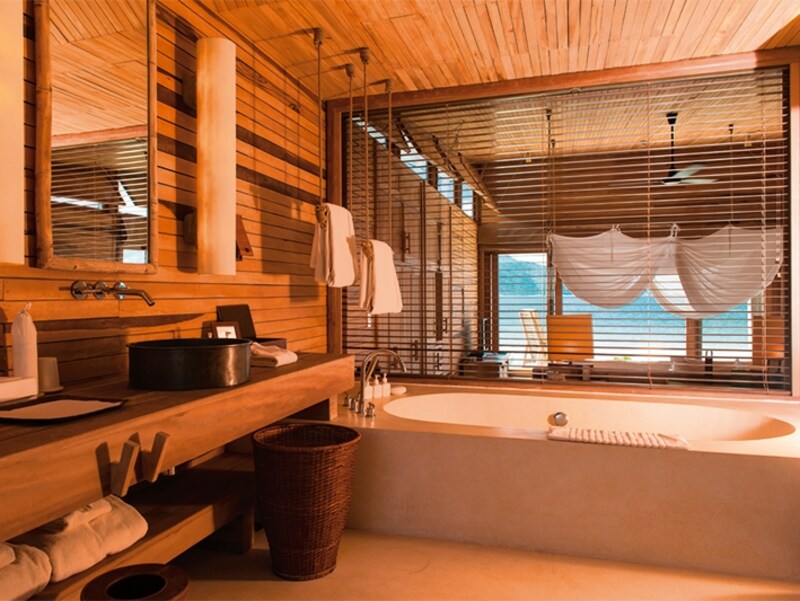 寝室と同じぐらいの広さを持つ、ゆったりとしたバスルーム。 ナチュラルソープを始め、バスアメニティも充実。