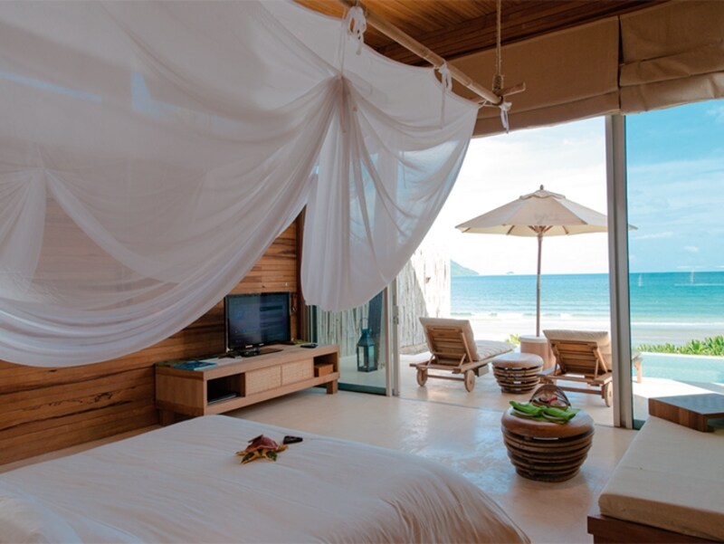 目の前にプライベートインフィニティプール、その奥には青い 海が広がっています。まるで夢のような風景にうっとり。