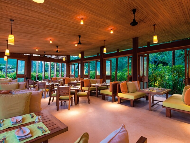 室内外に席があり、広さも十分な「By the Beach」。 ベトナム料理はもちろん、パスタなども絶品。