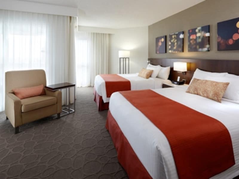デルタホテルのオリジナル、サンクチュアリーベッドが備え付けられた客室 (C) Delta hotels and Resorts