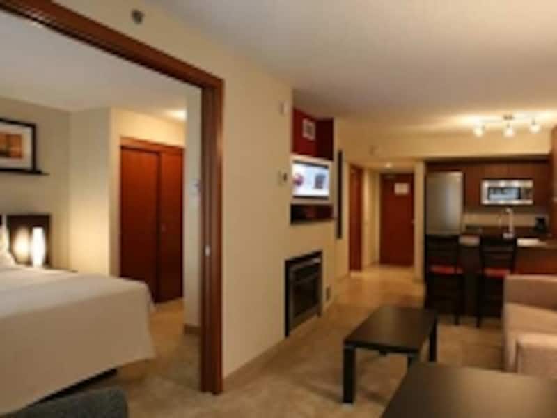キッチン付きだが、周囲には大型スーパーはないので、要注意 (C) Hilton Worldwide