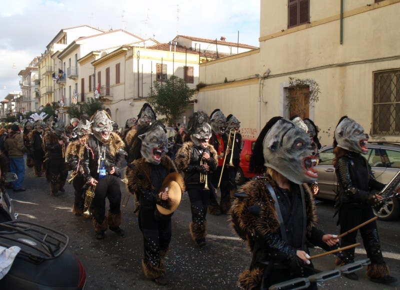 町はどこも仮装行列で大賑わい！