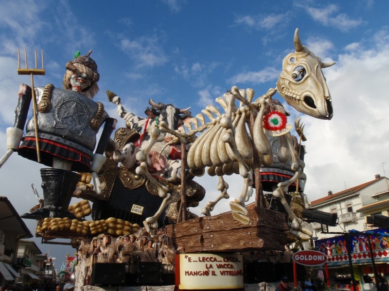 奇抜なデザインの山車に度肝を抜かれます