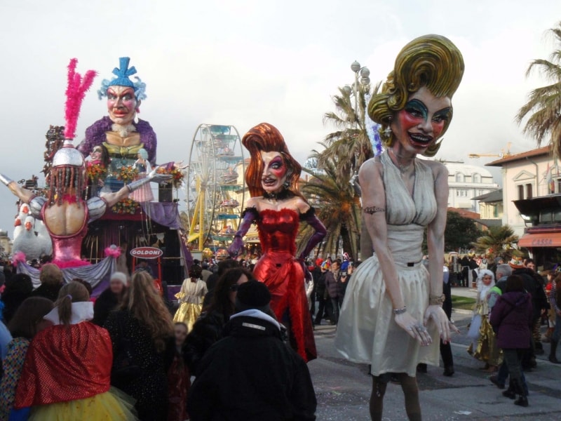 観客と踊り手が一緒になってカーニバルを盛り上げる