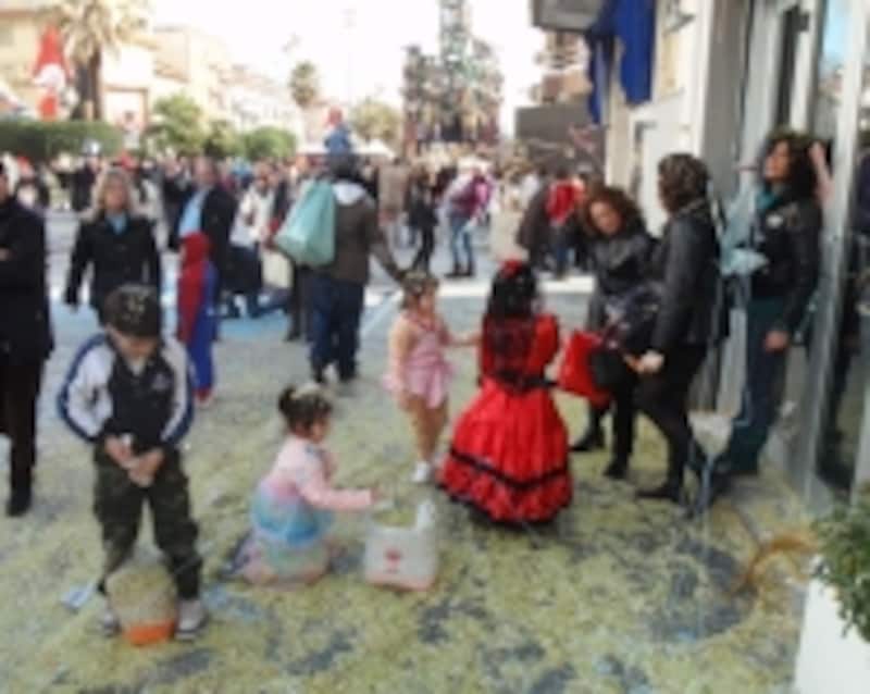 紙吹雪はカーニバルの欠かせない演出！