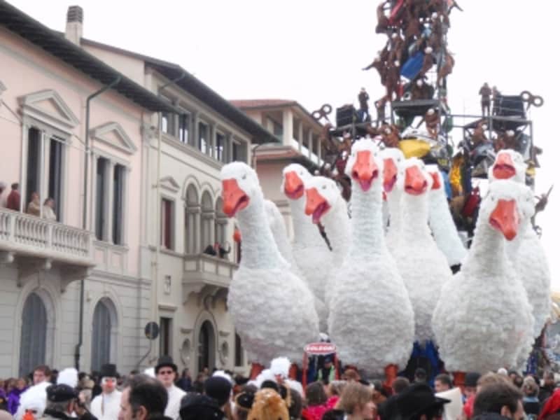 巨大アヒルが街を行く！ バルコニーの観客もビックリ！