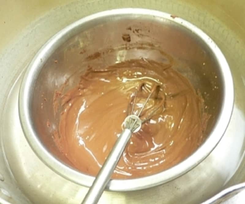 板チョコを湯煎にかけて溶かす
