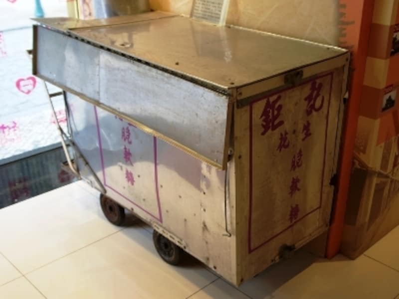 1980年代に使われていたアーモンドクッキー屋台