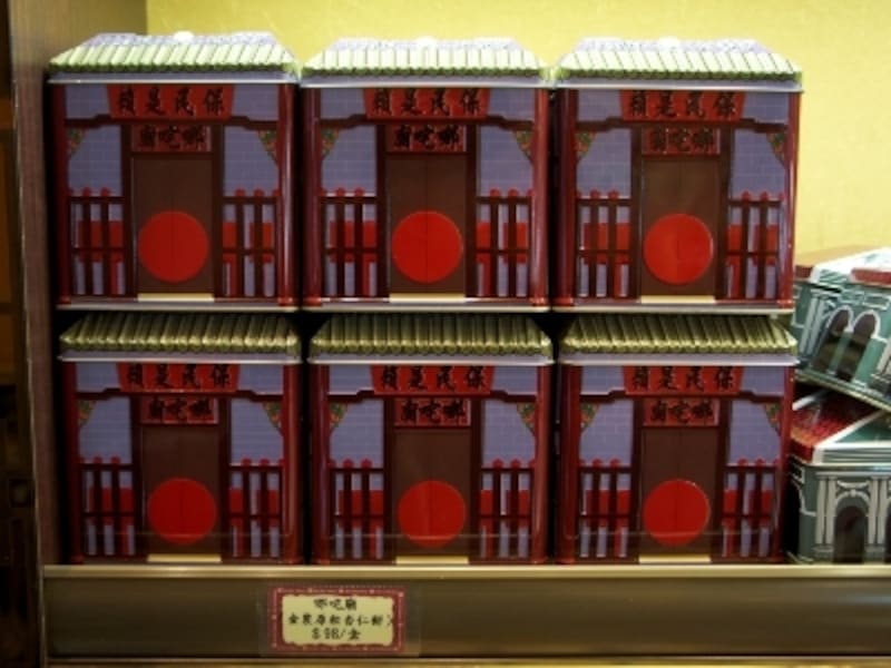 世界遺産の形をした缶入りパッケージも（鉅記）