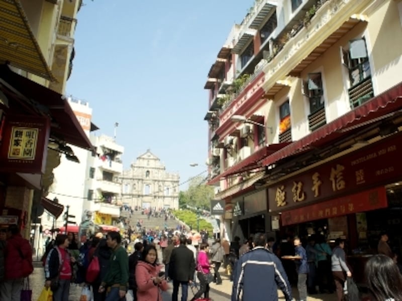 数多くのアーモンドクッキー販売店が軒を連ねる聖ポール天主堂跡前