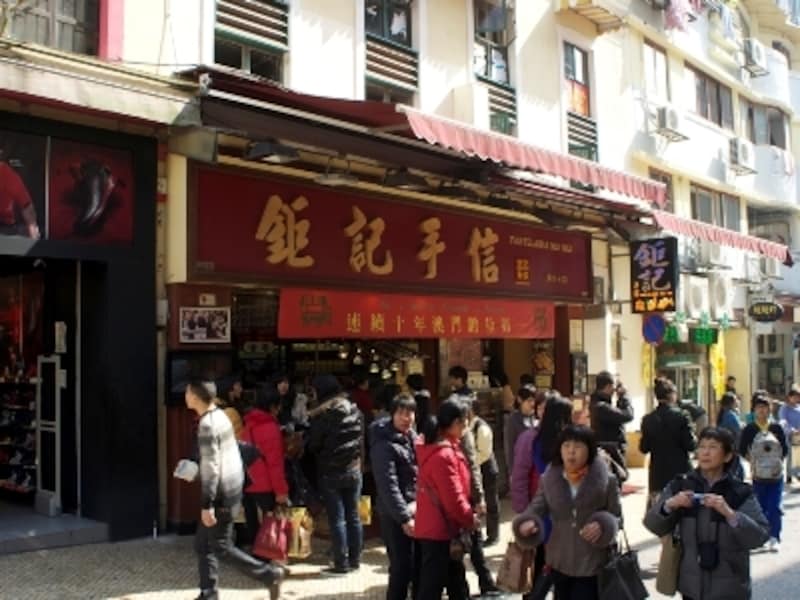 大勢の観光客で賑わう店頭。各店とも試食コーナー充実