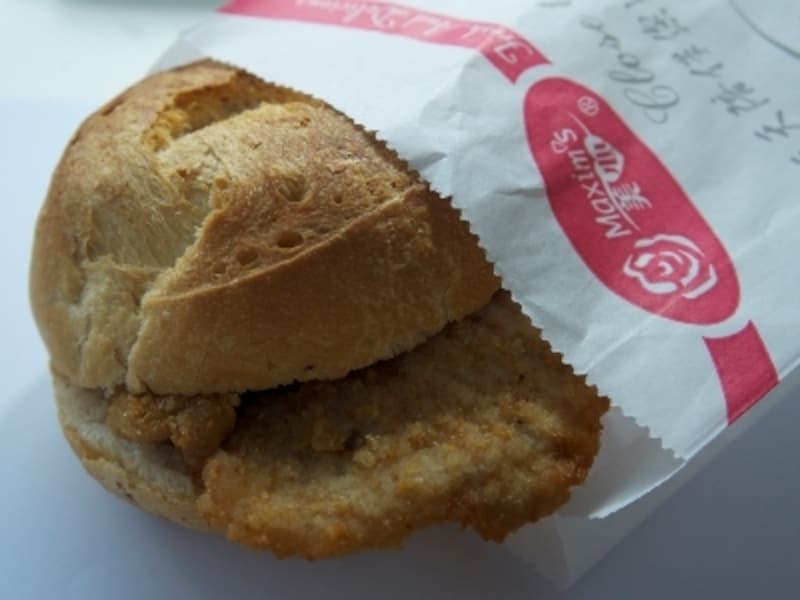 地元ベーカリーチェーン「マキシム（美心）」のポークチョップバーガー