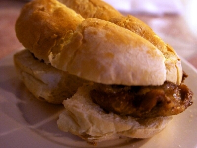 地元有名カフェチェーン「ホノルル」のチキンバーガー