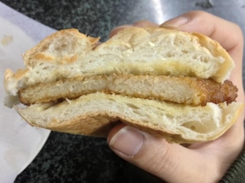 ポークチョップバーガー断面（同上）