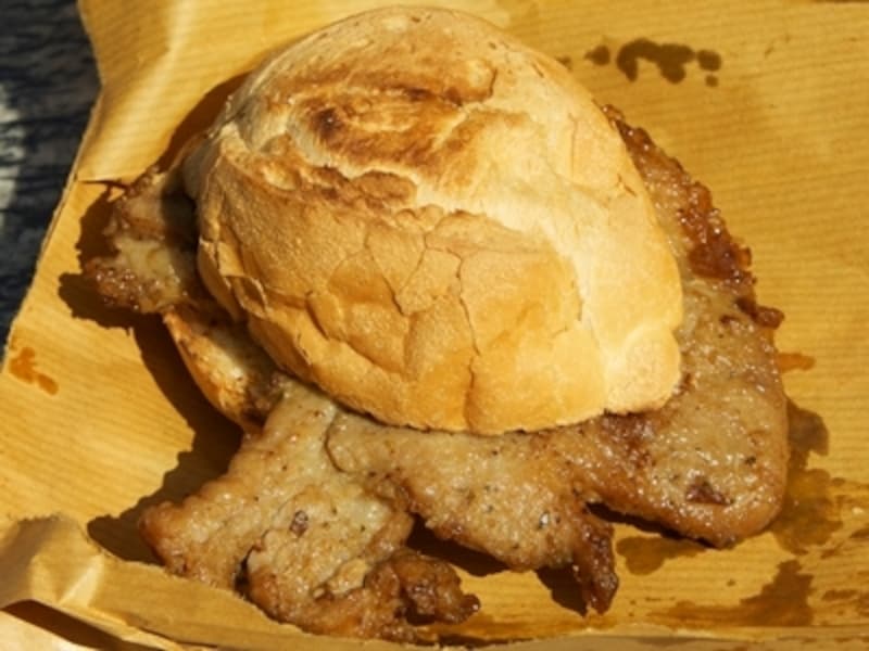 ポークチョップバーガー(28パタカ)(聖ポール天主堂跡前の大三巴店にて