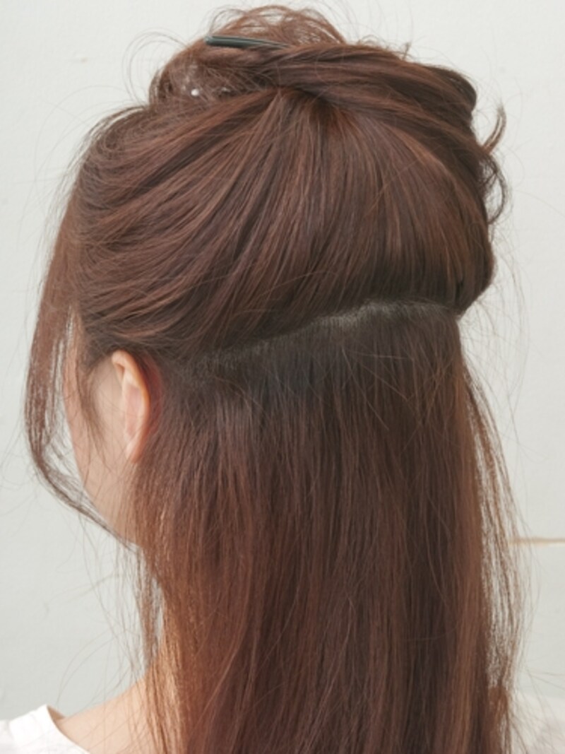 耳上はダックカールでとめておく