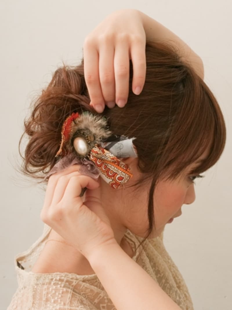 前から見てさりげなく主張するアクセサリーがオシャレ上級者のアレンジ術