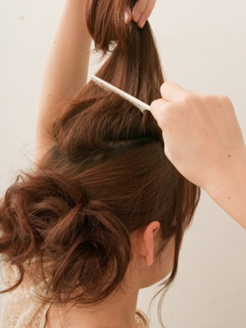 軟毛の方は毛束を2~3つに分けて逆毛をたてるとボリュームが出る