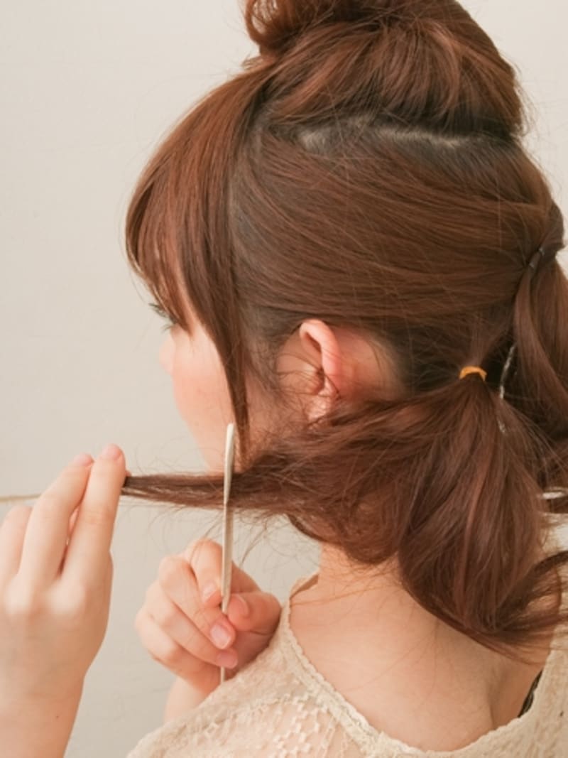 毛先から根元に向かって逆毛をたてるとボリュームが増す