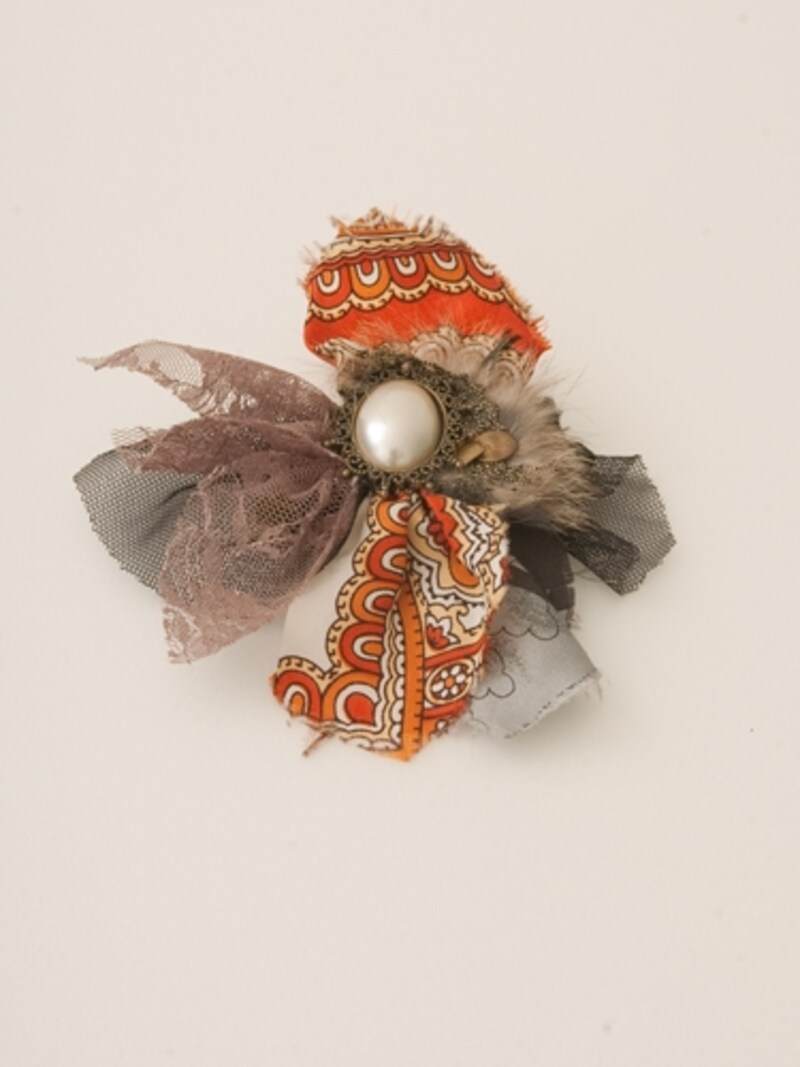 質感のちがう生地で作られた大きめのコサージュ/スタイリスト私物