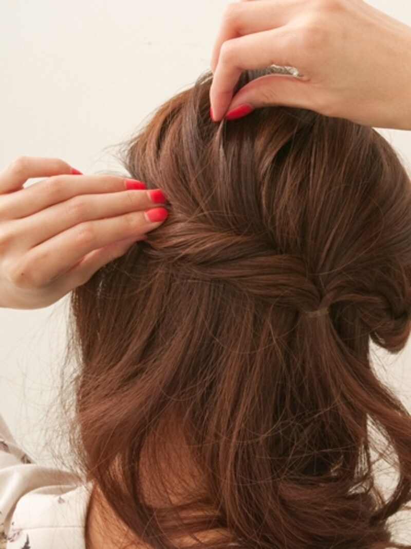 細かい毛束をつまみ出すことでツヤ感がなくなりラフな質感になる