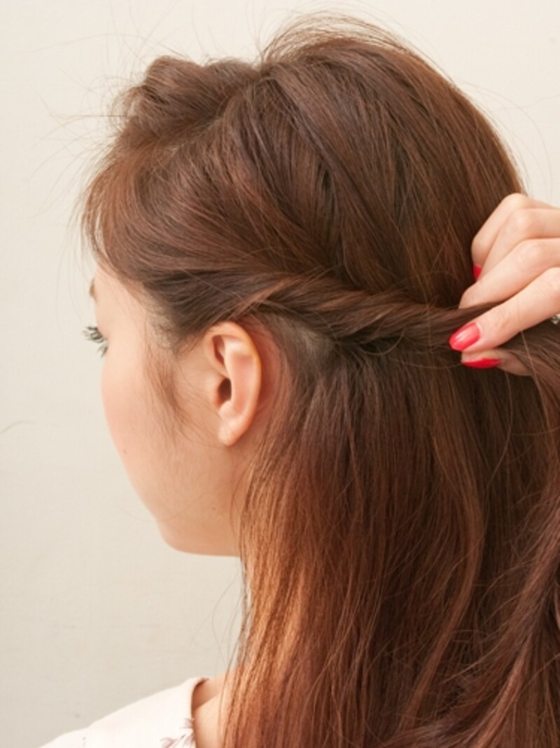 まず耳後ろまでの毛束をねじり徐々に足していく