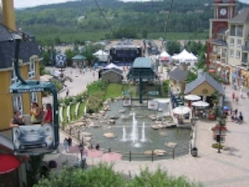 ビレッジ内の移動に使える無料ゴンドラもあり。山頂に行くゴンドラとは別なので、要注意 (C) makeshiftlove