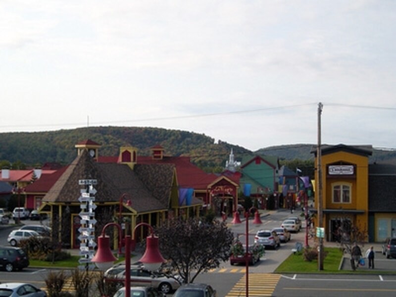 アウトレットモールはハイウェイの出入り口すぐにあり、アクセスの良さが売り (C) sweet one