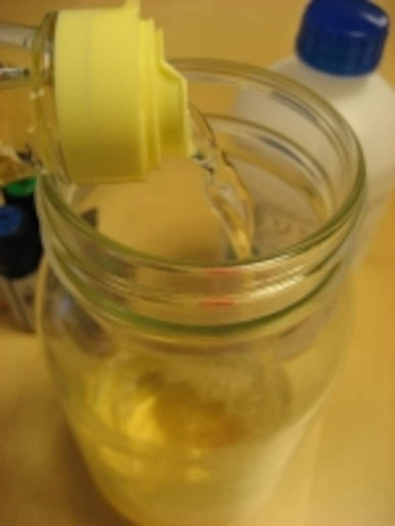 柔軟剤用に自前で用意するボトルにお酢を入れる