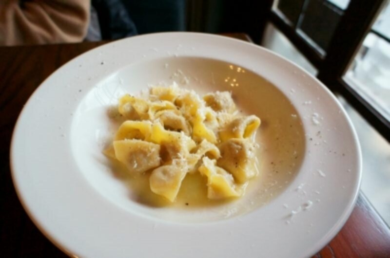 「マンマディブー(京都)」の「自家製肉詰めトルテッリーニ、バターとパルミジャーノチーズのソース」