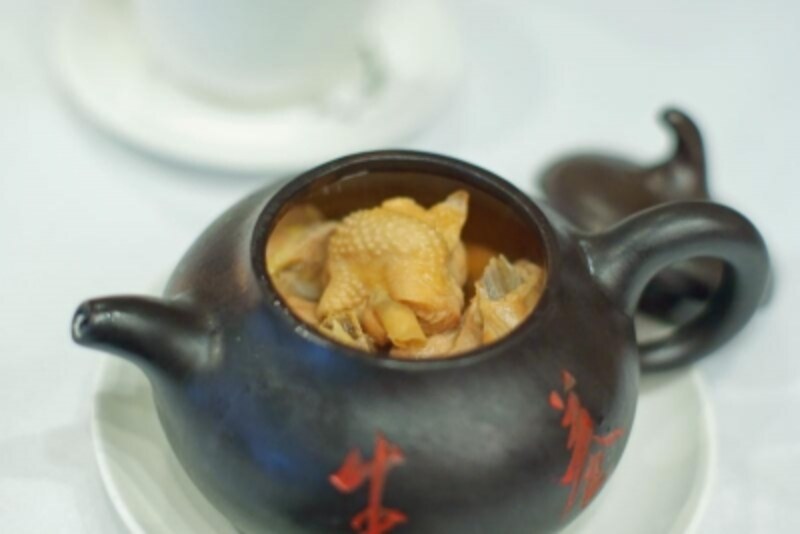 「八月居」の「クコの実入りチキンスープ」