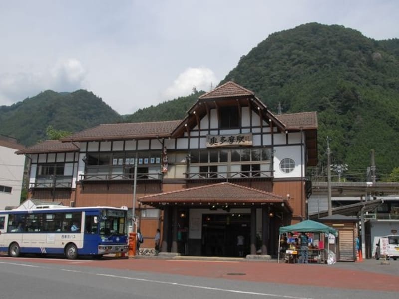 山小屋風の奥多摩駅