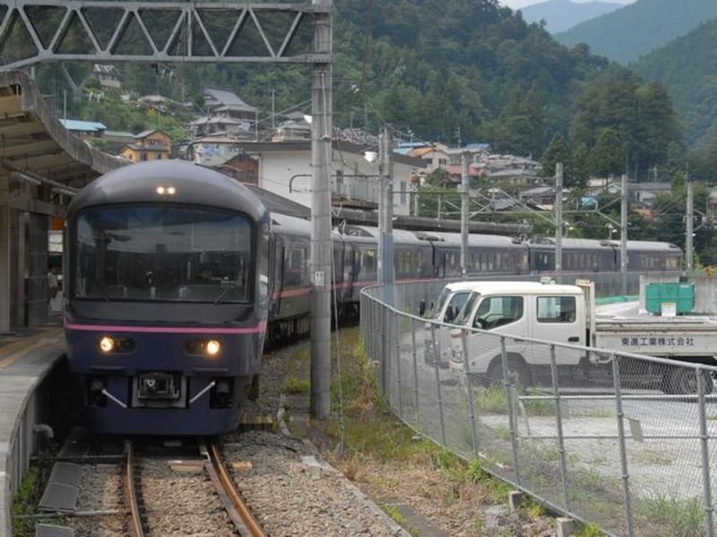お座敷列車「華」