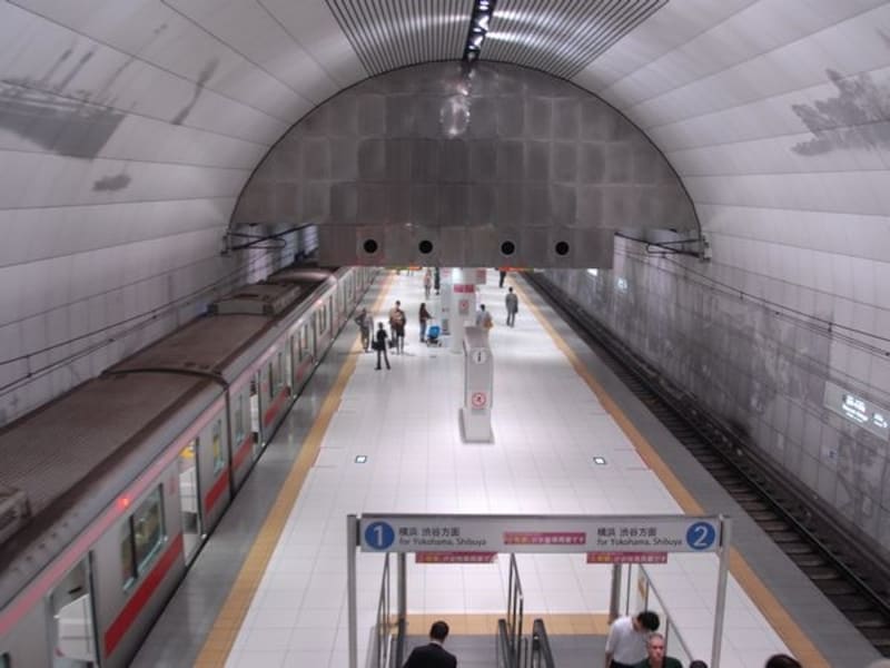 広々した元町・中華街駅構内