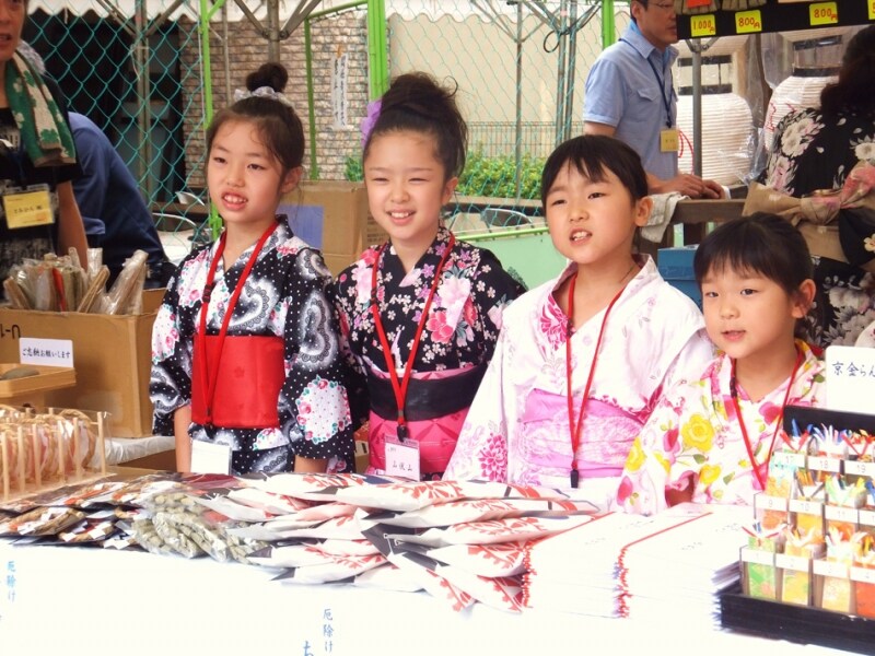 鉾町周辺には多くの屋台が出て、夜遅くまで大勢の人々で埋め尽くされます