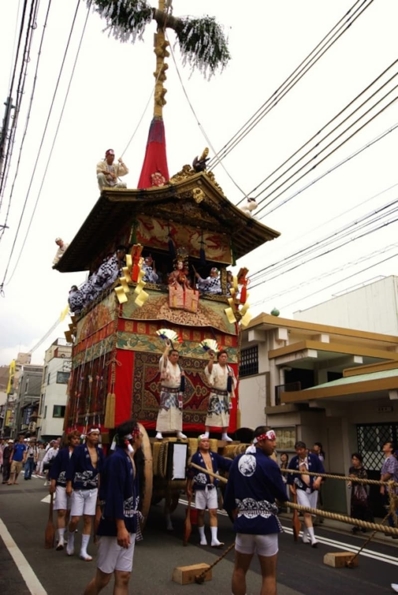豪華絢爛な鉾の装飾も見もの