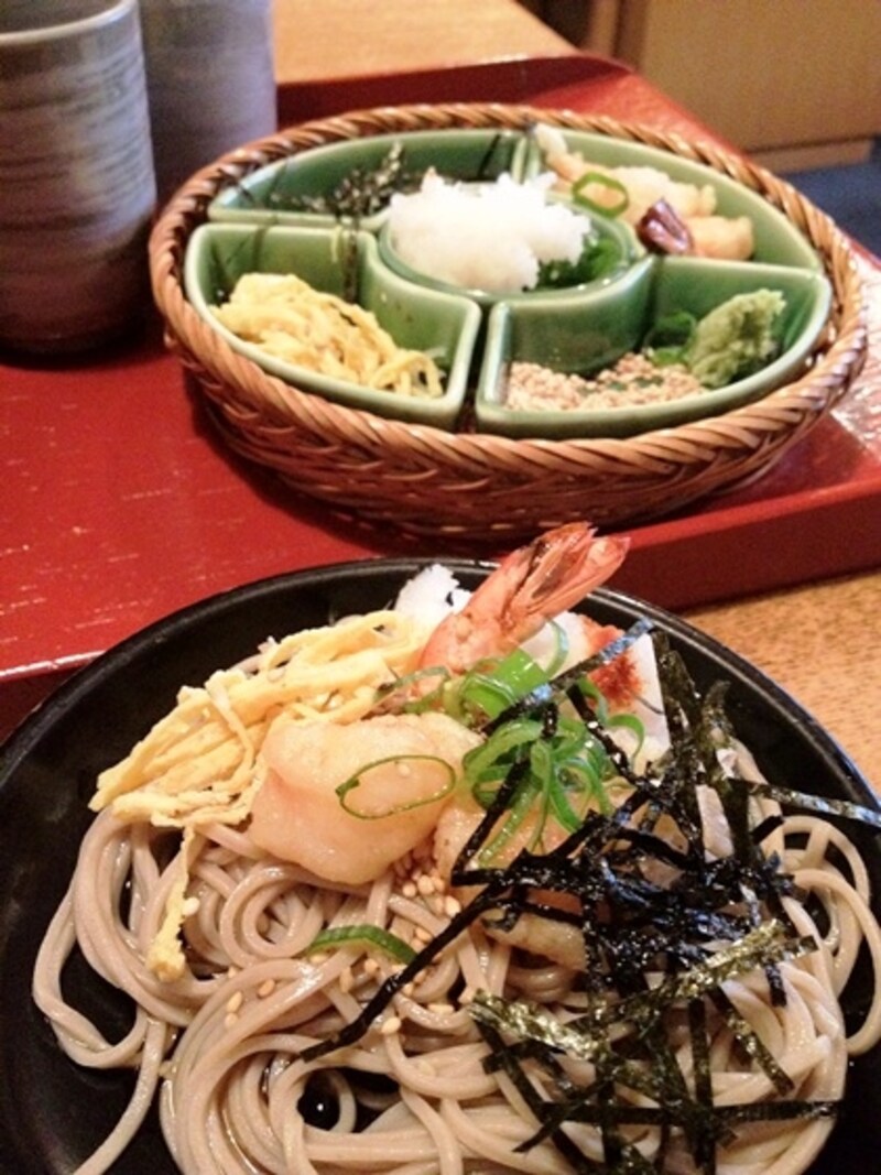 多種の薬味から選び自分好みのそばに