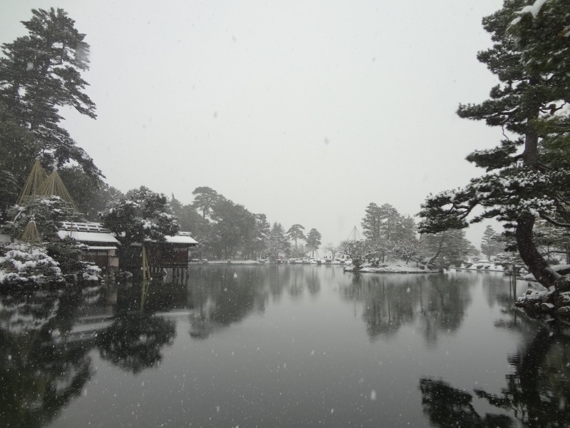 霞ヶ池。左にせり出している建物は江戸時代に建てられた茶室・内橋亭