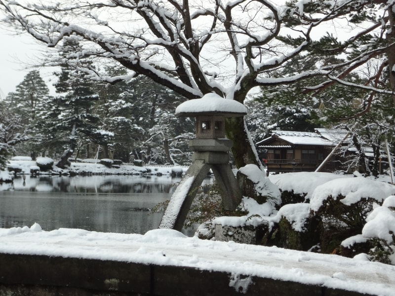霞ヶ池のほとりにあることじ灯籠は人気の記念撮影スポット