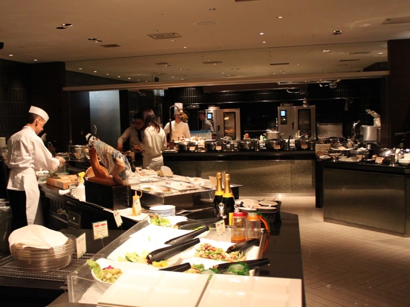 広々としたビュッフェコーナー