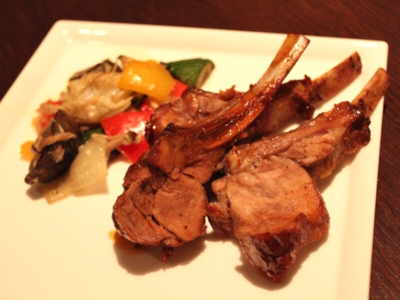 「骨付き乳飲み仔牛の柔らかロースト マデラ酒のソース」