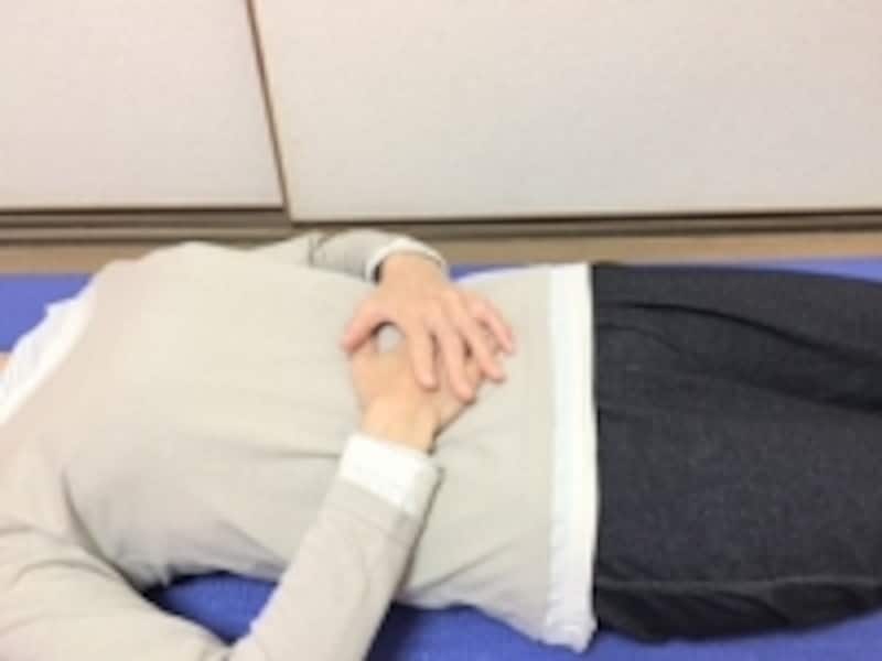 仰向けに慣れてきたら、起き上がった状態でも挑戦してみましょう