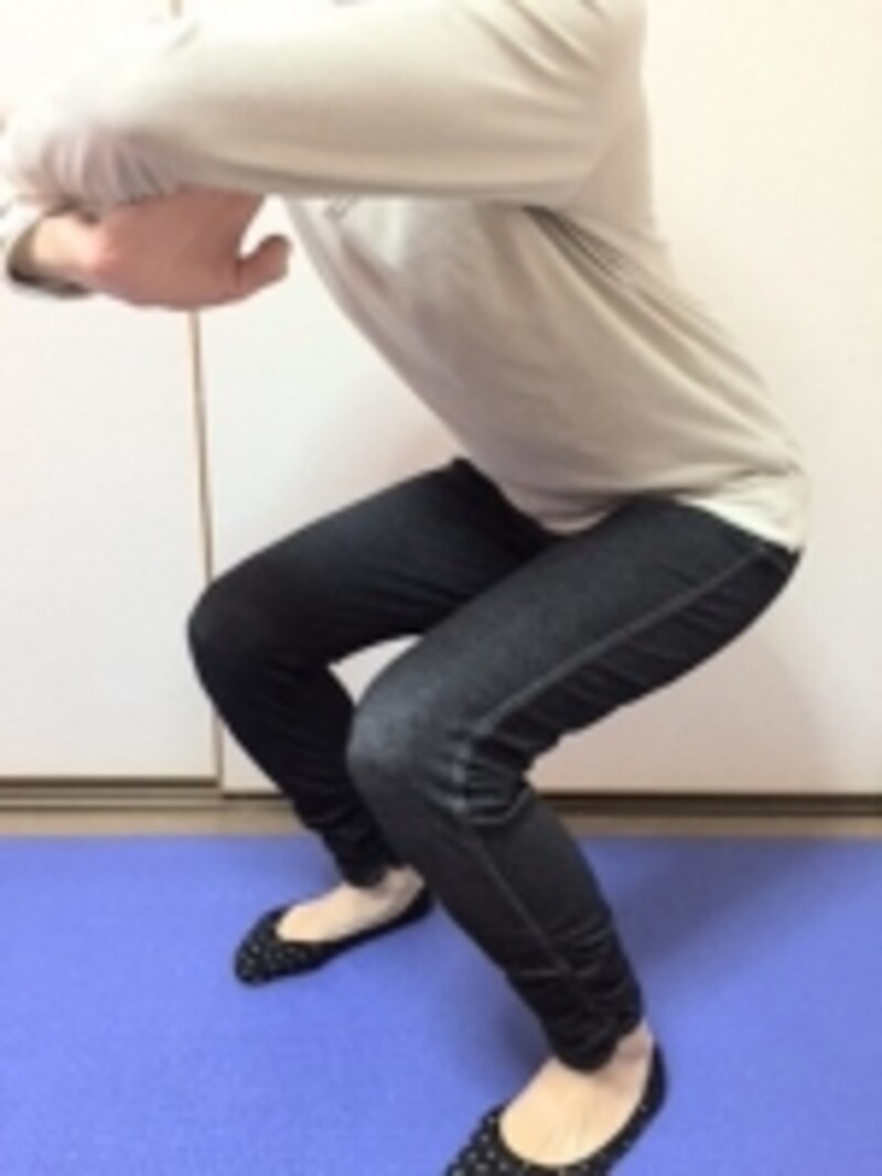 お尻を引きながら腰を落としますが、つま先よりも前に膝が出ないように注意しましょう