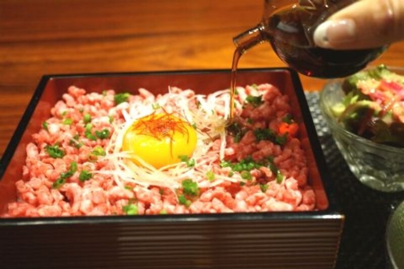 自家製にんにく醤油をかけます